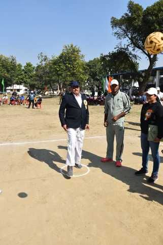 निधौली कलां स्टेडियम में दौड़ प्रतियोगिता के दौरान खिलाड़ी। संवाद निधौली कलां स्टेडियम में दौड़ प्रतियोगिता के दौरान खिलाड़ी। संवाद