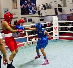 राजीव गांधी स्टेडियम में हरियाणा ओलंपिक बॉक्सिंग प्रतियोगिता के दौरान मुकाबला करती नूंह की भारत राजीव गांधी स्टेडियम में हरियाणा ओलंपिक बॉक्सिंग प्रतियोगिता के दौरान मुकाबला करती नूंह की भारत