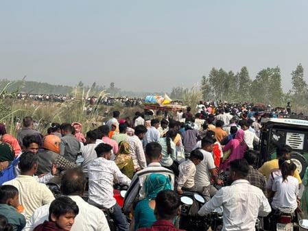 रामगंगा नदी में स्नान करते श्रद्धालु एवं लगी लोगों की भीड़ रामगंगा नदी में स्नान करते श्रद्धालु एवं लगी लोगों की भीड़