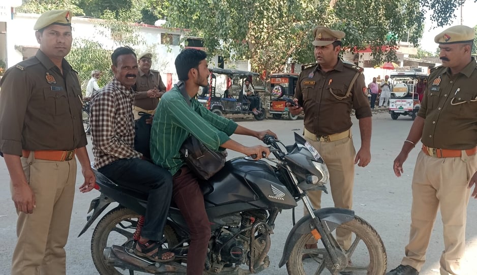 सौजन्या चौराहे पर हेलमेट लगाकर निकलने वाले लोगों को सम्मानित करते संस्था के पदाधिकारी व ट्रैफिक
