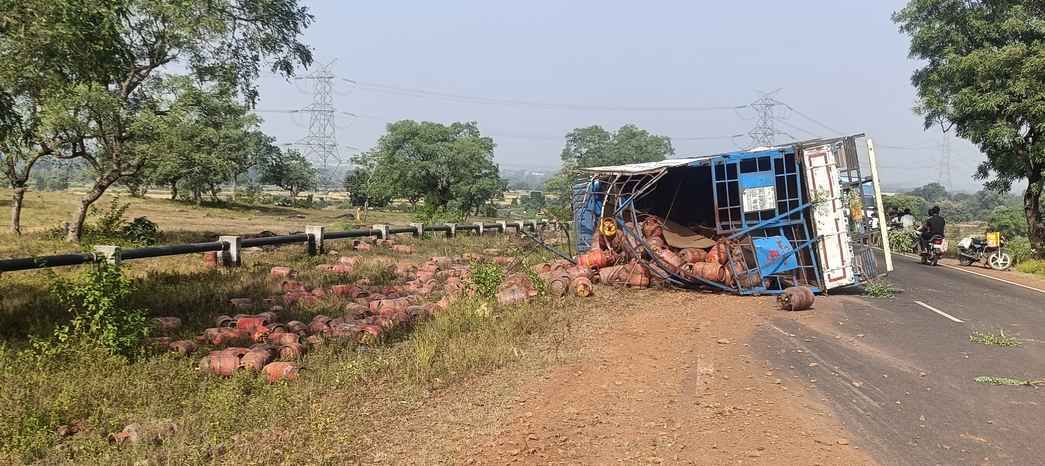 सड़क पर पलटा डला ट्रक