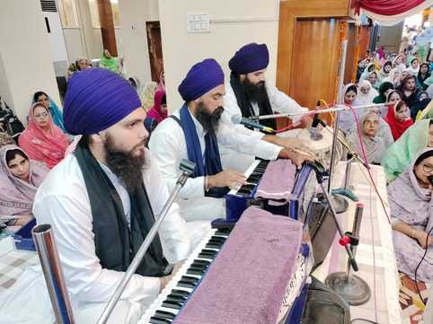 शाहजहांपुर में गुरुद्वारा श्री गुरु सिंह सभा में प्रकाश पर्व पर उपस्थित संगत। संवाद शाहजहांपुर में गुरुद्वारा श्री गुरु सिंह सभा में प्रकाश पर्व पर उपस्थित संगत। संवाद