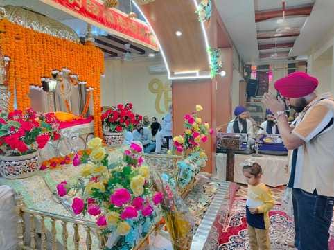शाहजहांपुर में गुरुद्वारा श्री गुरु सिंह सभा में प्रकाश पर्व पर उपस्थित संगत। संवाद शाहजहांपुर में गुरुद्वारा श्री गुरु सिंह सभा में प्रकाश पर्व पर उपस्थित संगत। संवाद