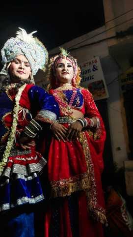 तुलसी विवाह के अवसर पर अतिथियों को सम्मानित करते प्राचीन शिव मंदिर के पदाधिकारी। तुलसी विवाह के अवसर पर अतिथियों को सम्मानित करते प्राचीन शिव मंदिर के पदाधिकारी।