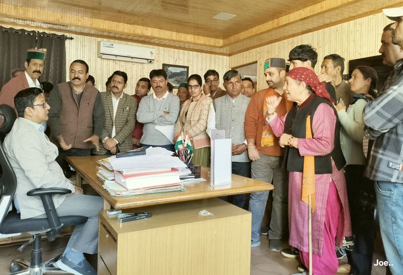 विद्युत परियोजना की खाली बची भूमि पर बाहरी लोगो को बसाने पर प्रदर्शन करते विस्थापित। संवाद
