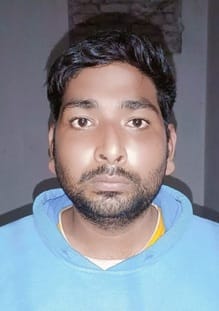 14 : रौनापार में मुठभेड़ के बाद पोस्टमार्टम हाउस पर शव पहुंचने के बाद बाहर खड़ी भीड़। - संवाद