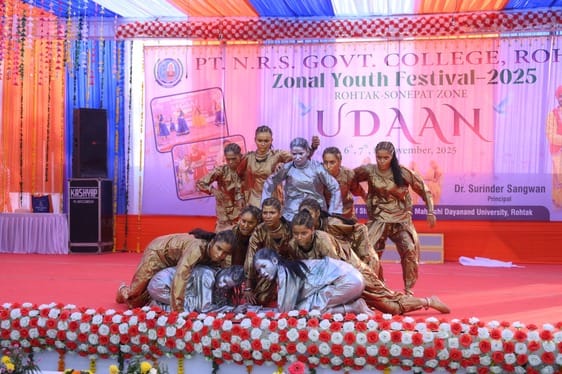 22-पंडित नेकीराम शर्मा राजकीय महाविद्यालय क्षेत्रीय युवा महोत्सव के दौरान नृत्य प्रस्तुति देती 22-पंडित नेकीराम शर्मा राजकीय महाविद्यालय क्षेत्रीय युवा महोत्सव के दौरान नृत्य प्रस्तुति देती