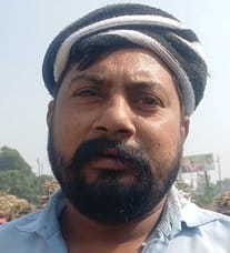 बागपत चीनी मिल स्थित गन्ना यार्ड में परेशान खड़े किसान। संवाद बागपत चीनी मिल स्थित गन्ना यार्ड में परेशान खड़े किसान। संवाद