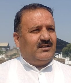 बागपत चीनी मिल स्थित गन्ना यार्ड में परेशान खड़े किसान। संवाद बागपत चीनी मिल स्थित गन्ना यार्ड में परेशान खड़े किसान। संवाद