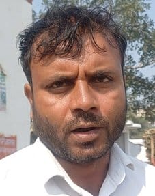 बागपत चीनी मिल स्थित गन्ना यार्ड में परेशान खड़े किसान। संवाद बागपत चीनी मिल स्थित गन्ना यार्ड में परेशान खड़े किसान। संवाद