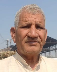 बागपत चीनी मिल स्थित गन्ना यार्ड में परेशान खड़े किसान। संवाद बागपत चीनी मिल स्थित गन्ना यार्ड में परेशान खड़े किसान। संवाद