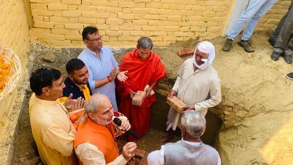 बाल गरुकुल के शिलान्यास समारोह में हुए हवन में शामिल राज्य मंत्री स्रोत संवाद बाल गरुकुल के शिलान्यास समारोह में हुए हवन में शामिल राज्य मंत्री स्रोत संवाद