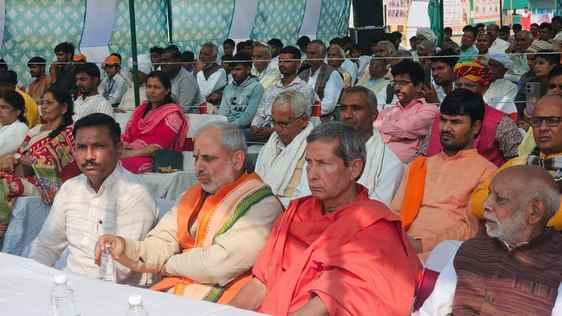 बाल गरुकुल के शिलान्यास समारोह में हुए हवन में शामिल राज्य मंत्री स्रोत संवाद बाल गरुकुल के शिलान्यास समारोह में हुए हवन में शामिल राज्य मंत्री स्रोत संवाद