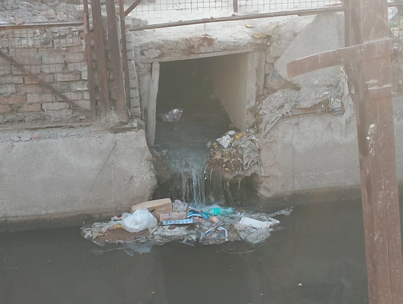 ड्रेन नंबर एक में डाला जा रहा कॉलोनी का दूषित पानी। संवाद ड्रेन नंबर एक में डाला जा रहा कॉलोनी का दूषित पानी। संवाद