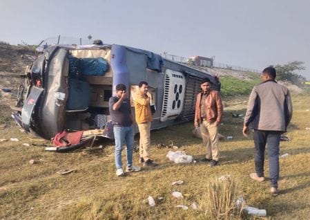 फोटो-10- एक्सप्रेसवे पर हादसे के बाद घटनास्थल पर जारी राहत व बचाव कार्य। संवाद फोटो-10- एक्सप्रेसवे पर हादसे के बाद घटनास्थल पर जारी राहत व बचाव कार्य। संवाद