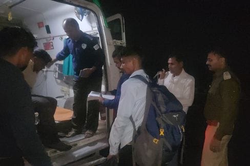 फोटो-10- एक्सप्रेसवे पर हादसे के बाद घटनास्थल पर जारी राहत व बचाव कार्य। संवाद फोटो-10- एक्सप्रेसवे पर हादसे के बाद घटनास्थल पर जारी राहत व बचाव कार्य। संवाद