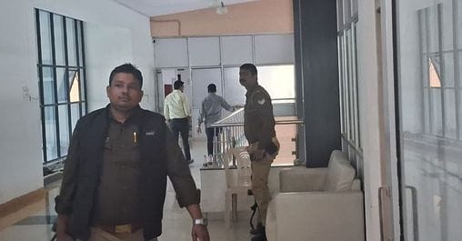 फोटो-39- सरस्वती मेडिकल कॉलेज परिसर में खड़ी प्रवर्तन निदेशालय (ईडी) की गाड़ियां। संवाद