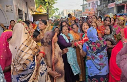 फोटो नंबर-30- एक्सप्रेसवे किनारे बना वह सोख्ता पिट जिसमें बाइक सहित गिरने से हुई तीन दोस्तों की