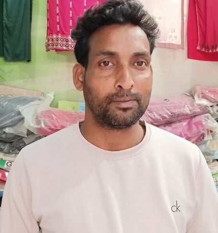 फोटो संख्या:61- शंकर मार्केट में  गर्म कपड़े खरीदती महिलाएं---संवाद