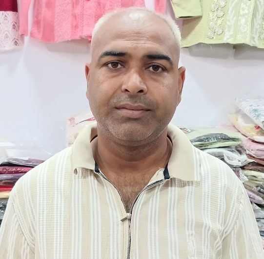 फोटो संख्या:61- शंकर मार्केट में  गर्म कपड़े खरीदती महिलाएं---संवाद