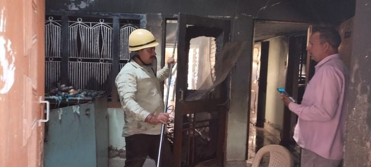 फोटो संख्या:69- शंकर कॉलोनी में आगजनी घटना के दौरान मौके पर खड़े लोग---संवाद फोटो संख्या:69- शंकर कॉलोनी में आगजनी घटना के दौरान मौके पर खड़े लोग---संवाद