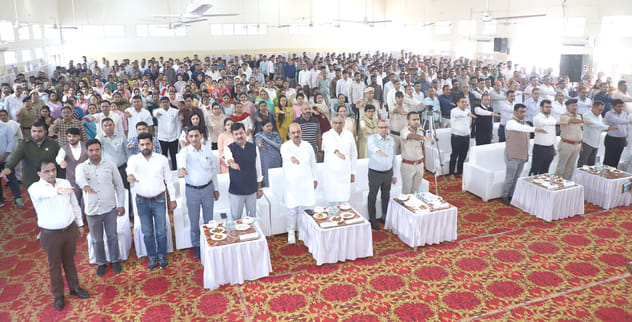 फतेहाबाद। स्थानीय डीपीआरसी हॉल में जिला स्तरीय कार्यक्रम में सांस्कृतिक कार्यक्रमों की प्रस्तुत