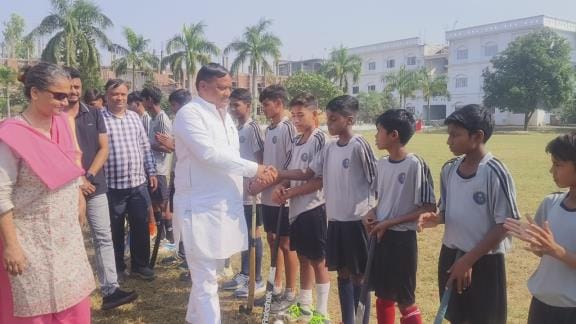 हॉकी प्रतियोगिता में विजेता खिलाड़ियों को प्रशस्तिपत्र देकर सम्मानित करते विधायक धर्मराज निष हॉकी प्रतियोगिता में विजेता खिलाड़ियों को प्रशस्तिपत्र देकर सम्मानित करते विधायक धर्मराज निष