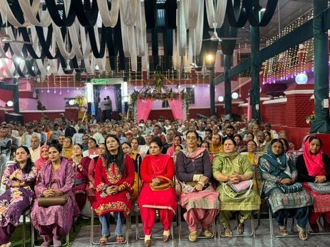 हमीरपुर भाजपा मंडल शहरी और ग्रामीण की बैठक में उपस्थित कार्यकर्ता। पार्टी।