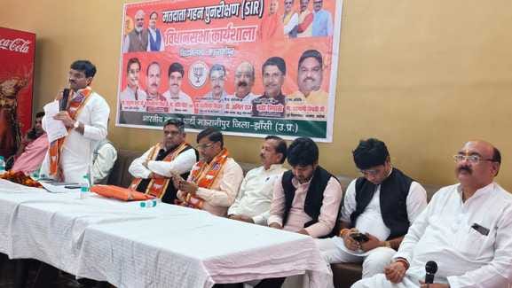 जानकारी देते अतिथि मौजूद लोग