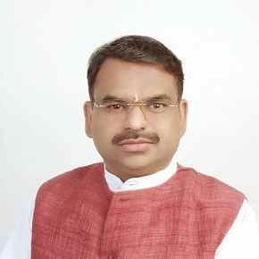 कचरा गाड़ी पर बिना सुरक्षा के बैठी महिला कचरा गाड़ी पर बिना सुरक्षा के बैठी महिला