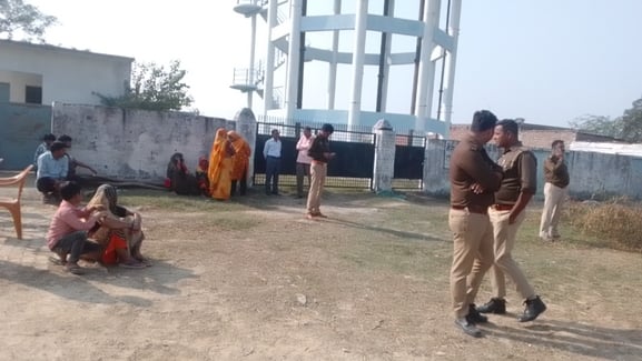 कलान में दुकानों पर प्रशासन के ताले डालने के दौरान लगी भीड़। स्रोत: जागरूक पाठक