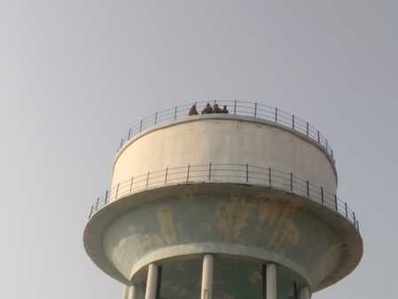 कलान में दुकानों पर प्रशासन के ताले डालने के दौरान लगी भीड़। स्रोत: जागरूक पाठक