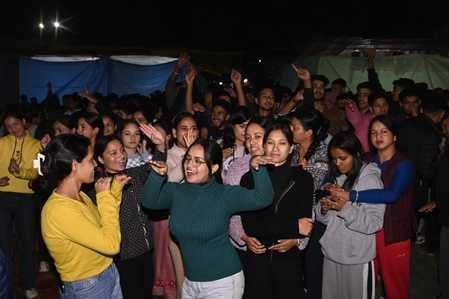 मंडी के पड्डल मैदान में मांडव्य उत्सव की दूसरी सांस्कृतिक संध्या में प्रस्तुति देते स्कूली बच्च मंडी के पड्डल मैदान में मांडव्य उत्सव की दूसरी सांस्कृतिक संध्या में प्रस्तुति देते स्कूली बच्च