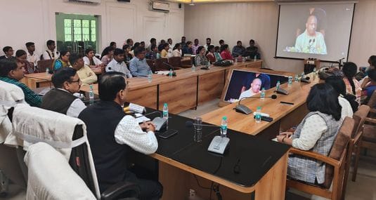 मंझरा में राष्ट्रीय गीत गाते एसएसबी जवान। स्रोत: एसएसबी मंझरा में राष्ट्रीय गीत गाते एसएसबी जवान। स्रोत: एसएसबी