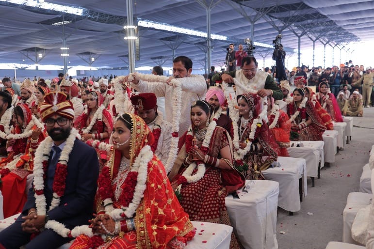 नवदंतियों पर फूल बरसाते सतगुरु माता सुदीक्षा महाराज और निरंकार राजपिता रमित। स्रोत : मंडल