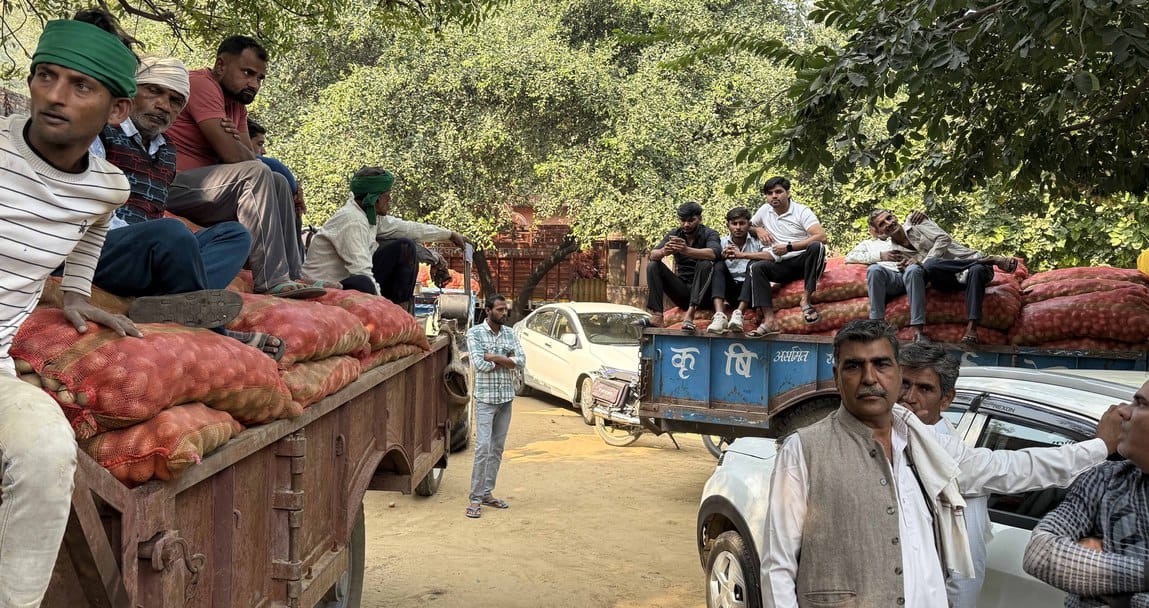 पहासू के करौरा कोल्ड स्टोर के बिजली कनेक्शन काटने के विरोध में खुर्जा के बिजली घर न चार पर धरने