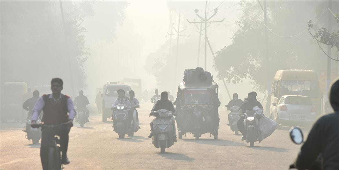 सुबह स्कूल जाने के वक्त मौसम में ठंड रहती है, ऐसे में गरम कपड़े पहन कर वेस्ट एंड रोड से स्कूल ज सुबह स्कूल जाने के वक्त मौसम में ठंड रहती है, ऐसे में गरम कपड़े पहन कर वेस्ट एंड रोड से स्कूल ज
