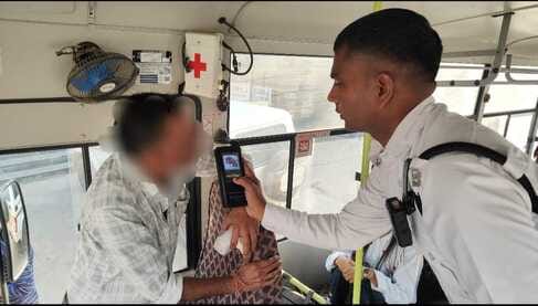 स्कूल बस की जांच करते पुलिस टीम। संवाद