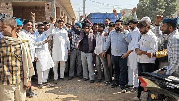 शहर की नागरिक अस्पताल में इलाज करवा रहा मुनीम जश्न:संवाद शहर की नागरिक अस्पताल में इलाज करवा रहा मुनीम जश्न:संवाद