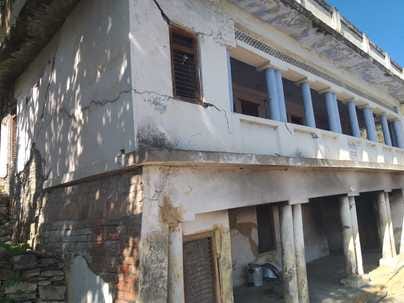 शमाह गांव में मकानों में आई दरारें। संवाद शमाह गांव में मकानों में आई दरारें। संवाद