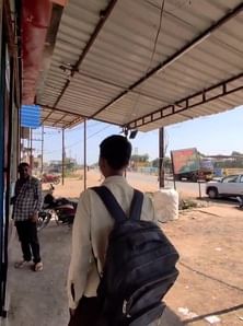 शराब दुकान से शराब लेता छात्र