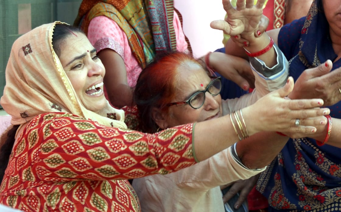 दर्द-बिजनौर में दवा कारोबारी के गोली मारकर आत्महत्या करने पर विलाप करते परिजन। संवाद