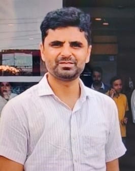 दर्द-बिजनौर में दवा कारोबारी के गोली मारकर आत्महत्या करने पर विलाप करते परिजन। संवाद