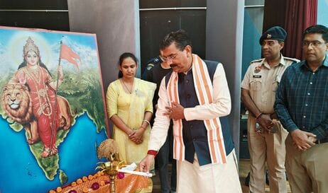 07जेएनडी15 : कार्यक्रम के दौरान सांस्कृतिक नृत्य करती छात्राएं। स्रोत प्रशासन