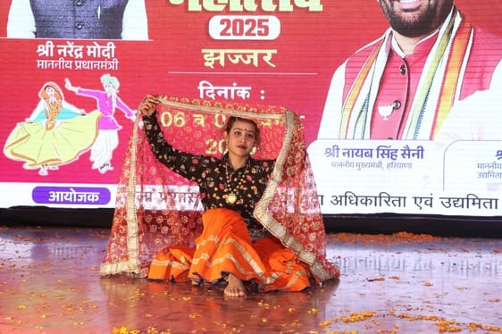 07jjrp19- राजकीय नेहरू कॉलेज में आयोजित युवा महोत्सव के दौरान प्रदर्शनी देखती पुलिस आयुक्त डॉ. 