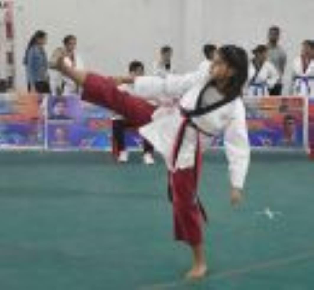 42वीं सीनियर यूपी स्टेट ताइक्वांडो चैंपियनशिप के दूसरे दिन भिड़ते खिलाड़ी।