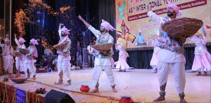 आर्य कॉलेज इंटर जोनल यूथ फेस्टिवल में शिक्षा मंत्री के बड़े भाई हरपाल ढांडा को सम्मानित करते आर्य कॉलेज इंटर जोनल यूथ फेस्टिवल में शिक्षा मंत्री के बड़े भाई हरपाल ढांडा को सम्मानित करते