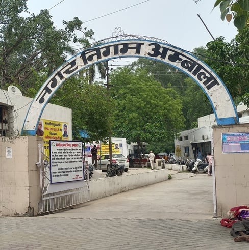 अंबाला छावनी की राम किशन कॉलोनी में मोहम्मद जावेद के परिजन विलाप करते हुए। परिजन