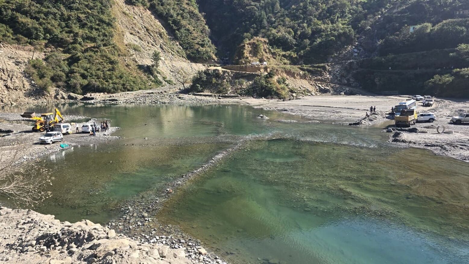 बाखली खड्ड पार करती पल्टे वाहन को जेसीबी के माध्यम से निकालते हुए। स्त्रोत- जागरूक पाठक