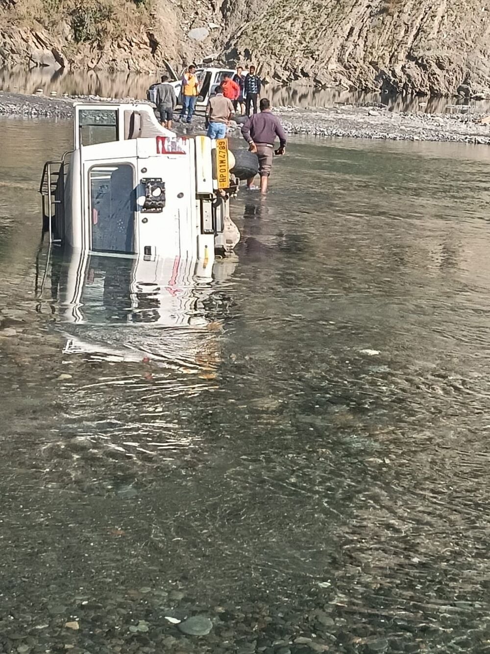 बाखली खड्ड पार करती पल्टे वाहन को जेसीबी के माध्यम से निकालते हुए। स्त्रोत- जागरूक पाठक